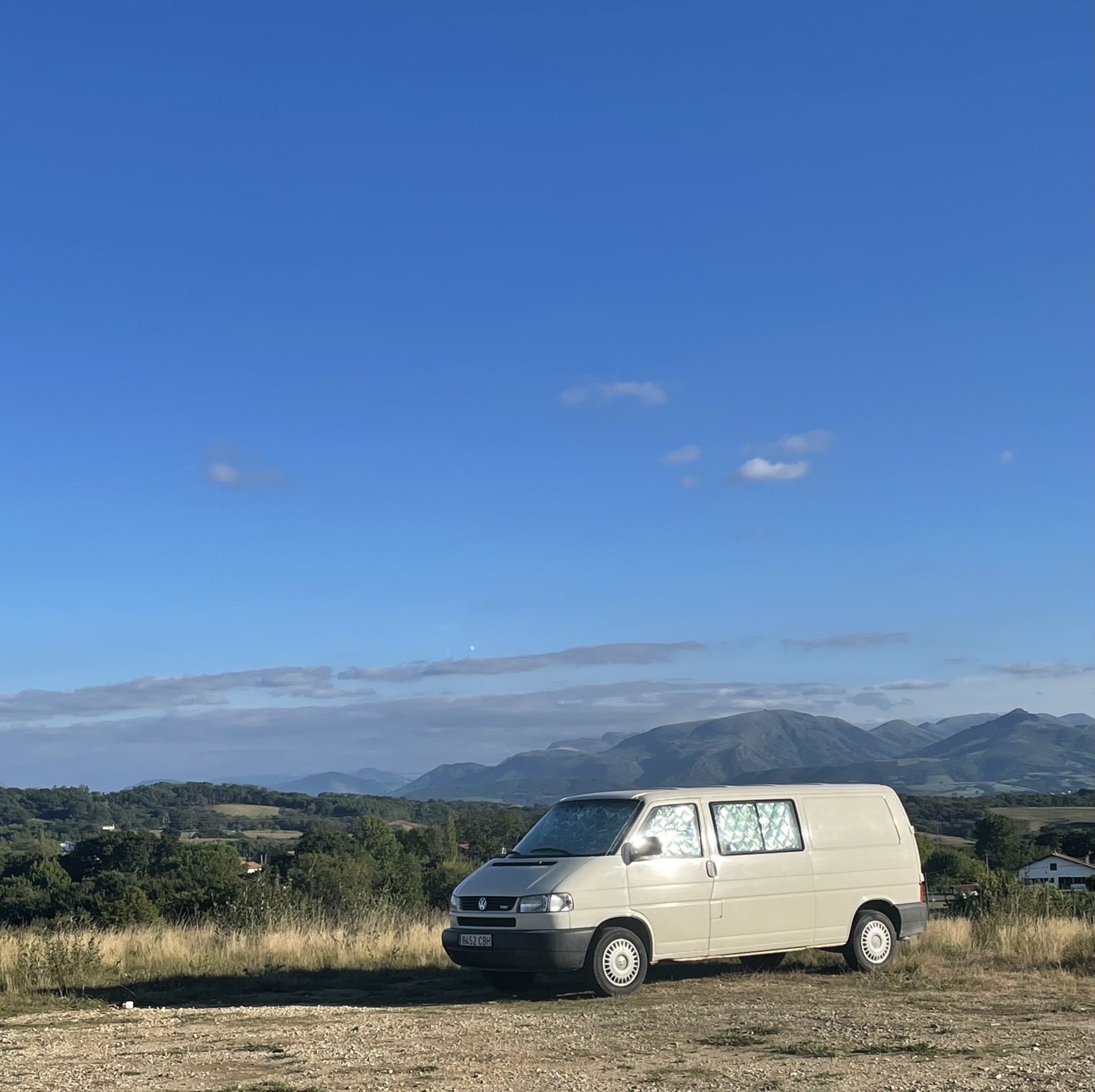 Mi Volkswagen T4 convertida en camper, fotografiada en ruta